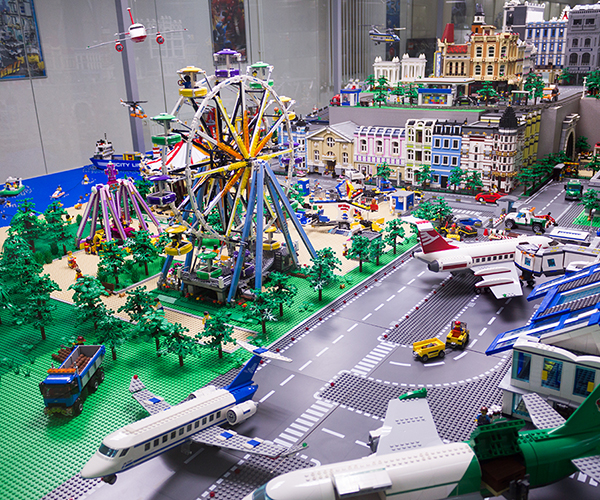 Выставка-музей моделей из кубиков Лего MEGABRICKS